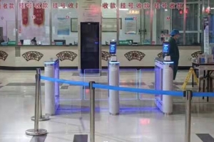 疫情防控的“閘門”一絲不能放松，人臉識(shí)別測(cè)溫閘機(jī)智防疫火