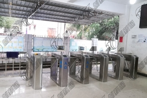 15年三輥閘生產(chǎn)廠家分析工地三輥閘要采購注意事項(xiàng)！